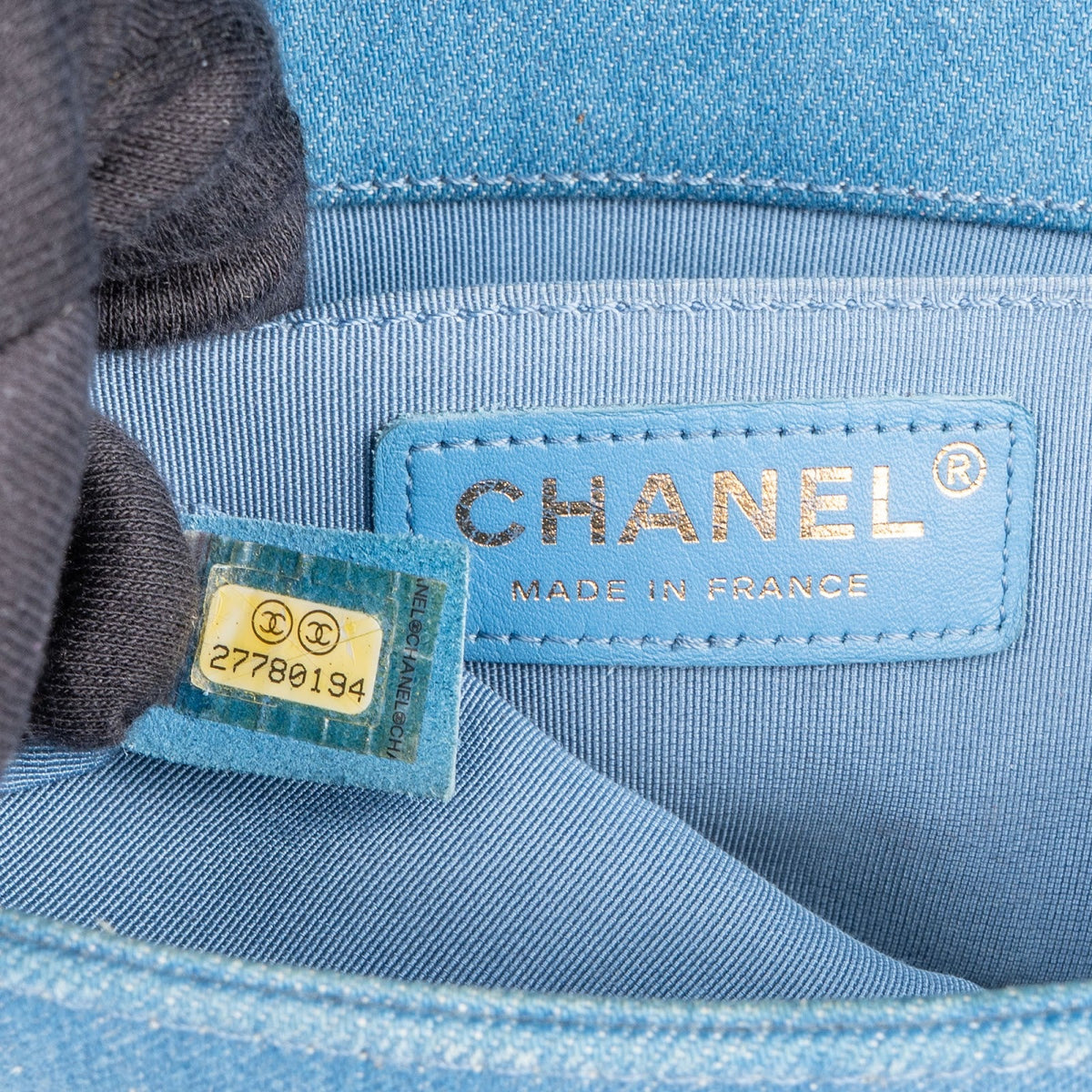Sac bandoulière Small Boy Chanel en jean à chevrons effilochés et plissés