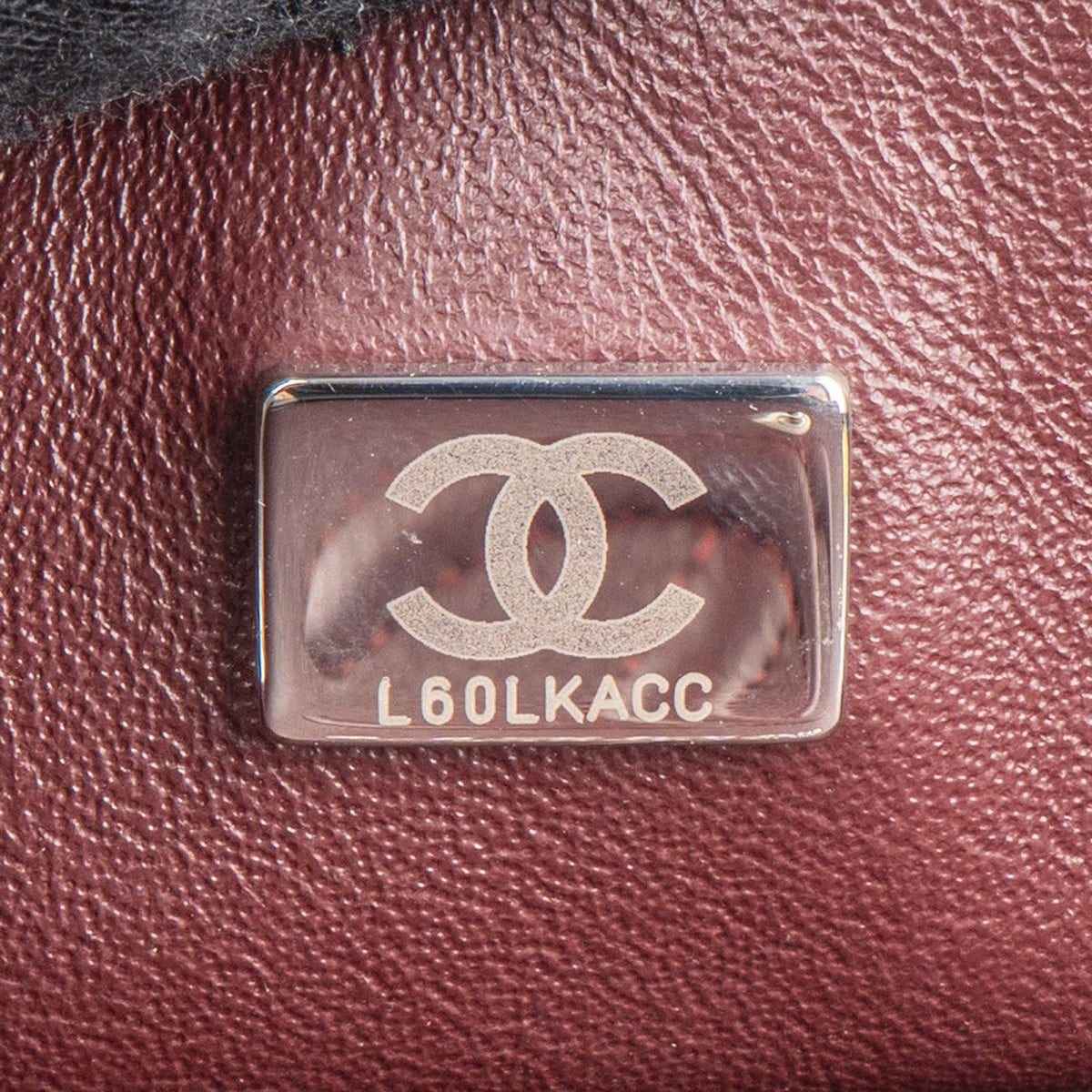 Bolso de hombro Chanel pequeño con doble solapa en piel caviar acolchada y herrajes de paladio