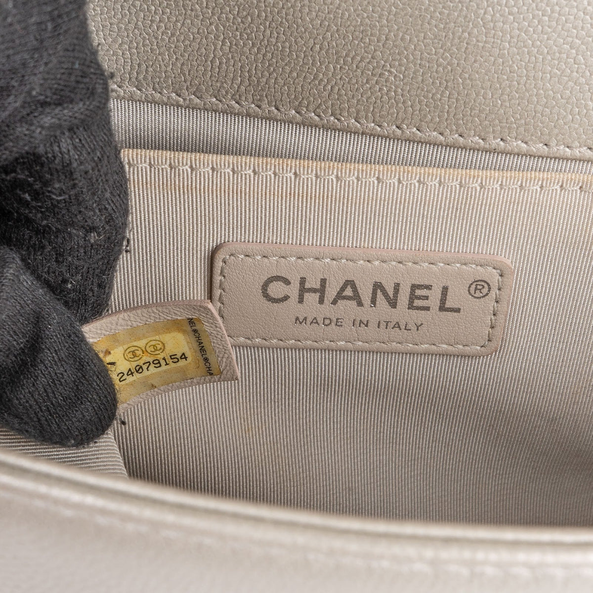 Bolso bandolera Chanel Boy de piel de becerro acolchada con solapa sencilla