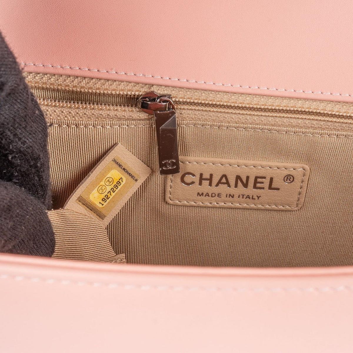 Chanel Boy Single Flap aus gestepptem Lackleder – Ansicht 14