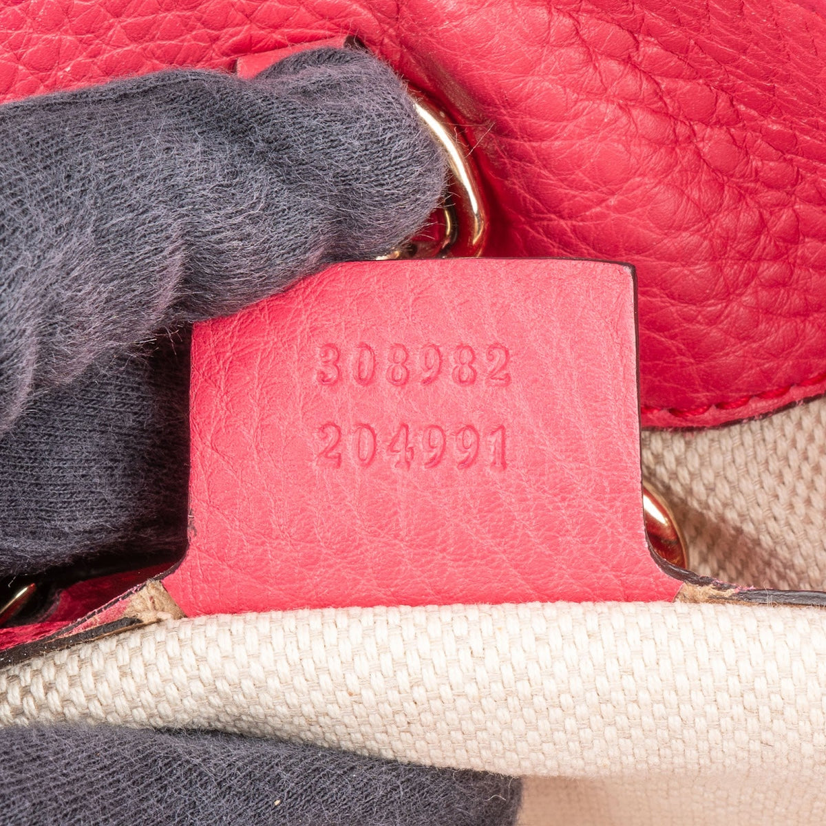 Borsa tote a spalla Gucci Soho in pelle martellata rosa con catena