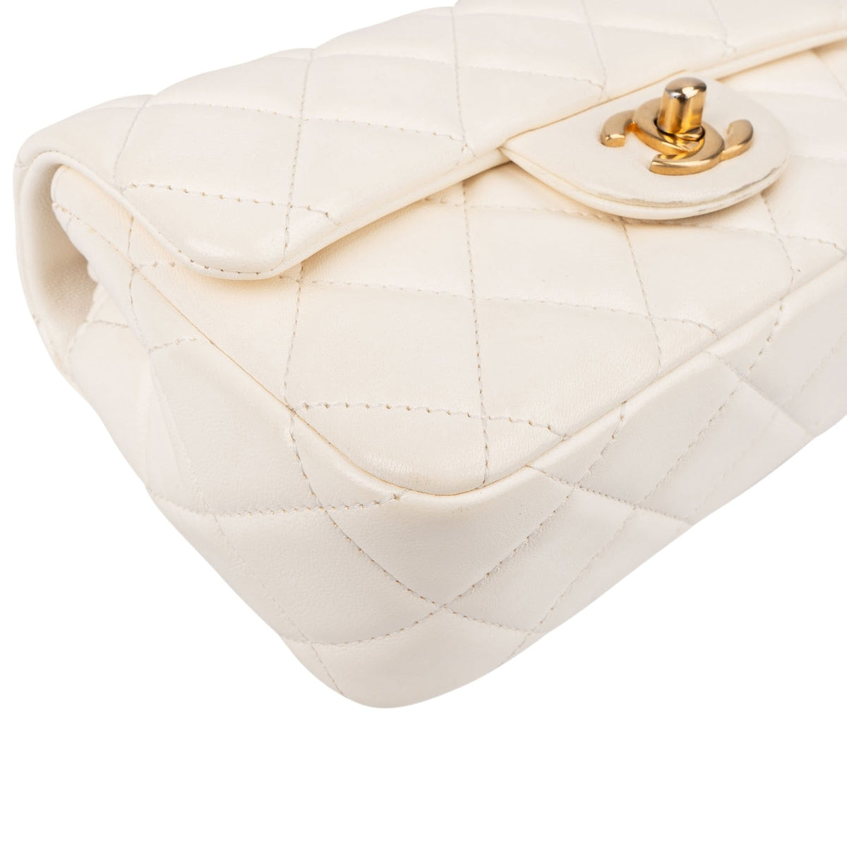 Sac bandoulière Chanel Mini Rectangular à rabat simple en cuir d'agneau matelassé avec perles