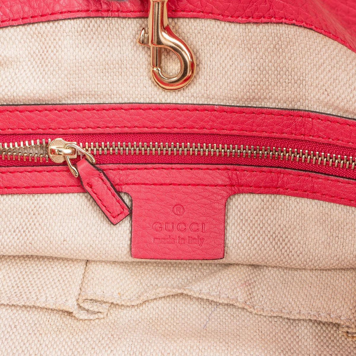 Borsa tote a spalla Gucci Soho in pelle martellata rosa con catena