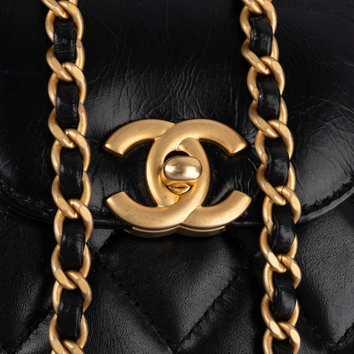 Bolso de mano Chanel Kelly pequeño con asa superior y bandolera en piel de cordero acolchada