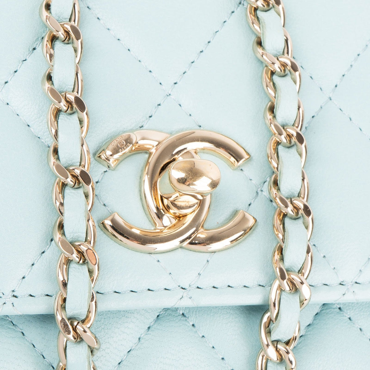Mini sac bandoulière Chanel à poignée supérieure en cuir d'agneau matelassé bleu clair