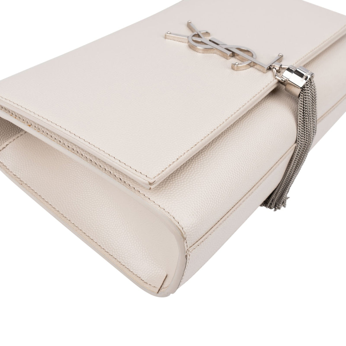 Bolso bandolera Kate de Saint Laurent en piel granulada con borla y cadena