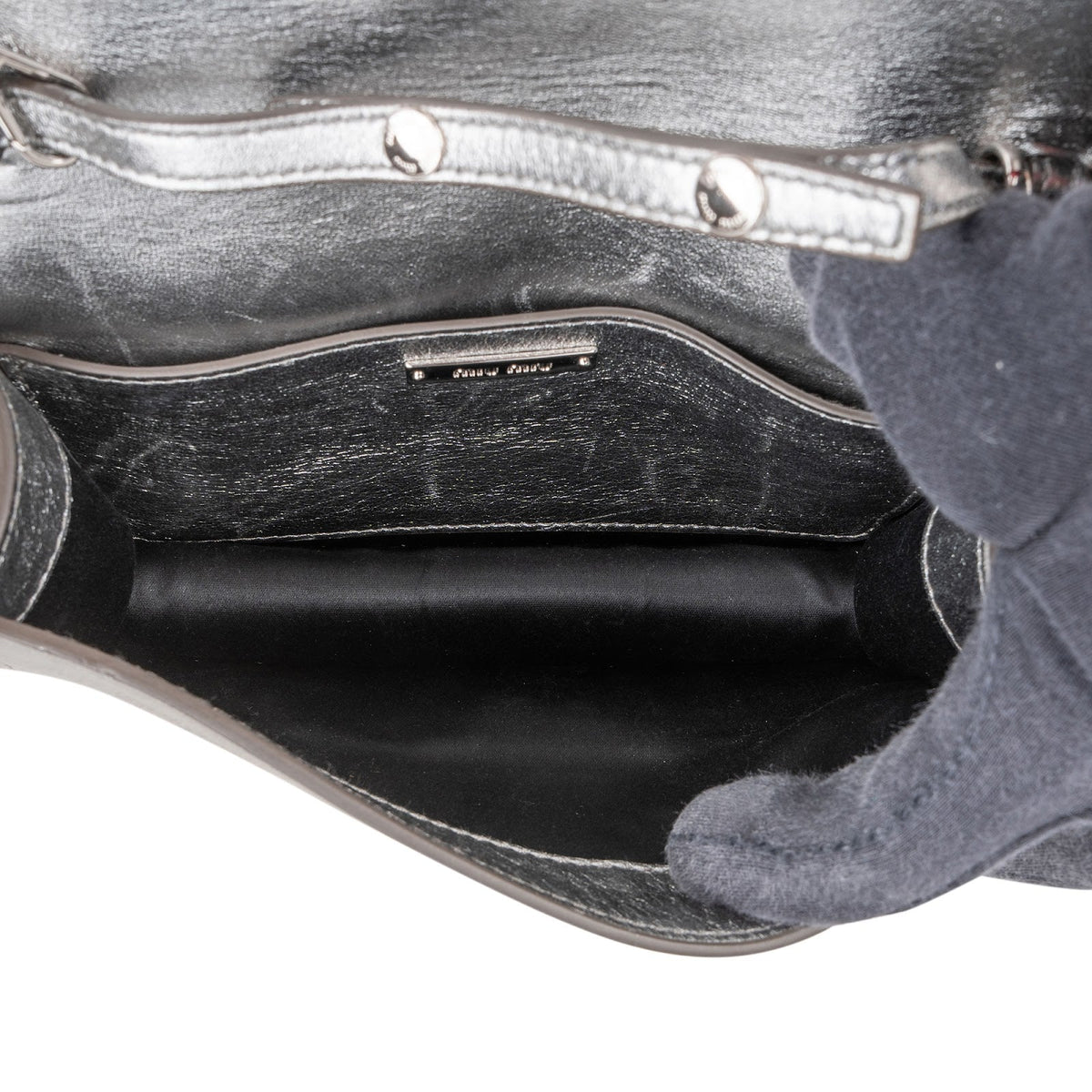 Miu Miu Crossbody mit Kristallen aus silbernem Matelassé-Nappaleder – Ansicht 9