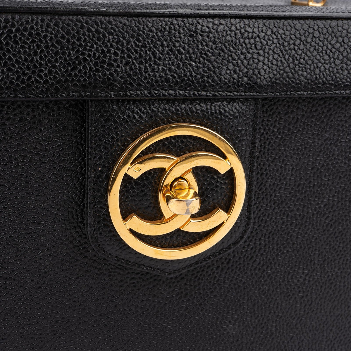 Sac à main Chanel CC Vanity Case à poignée en cuir caviar noir, pièces métalliques plaquées or 24K