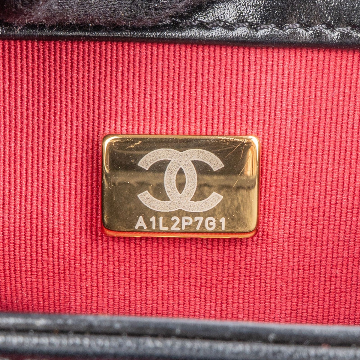 Borsa a tracolla Chanel in pelle di agnello trapuntata con pattina e logo CC