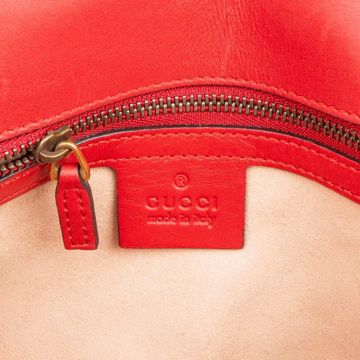 Bolso de hombro y bandolera mediano GG Marmont de piel matelassé con diseño de chevron de Gucci