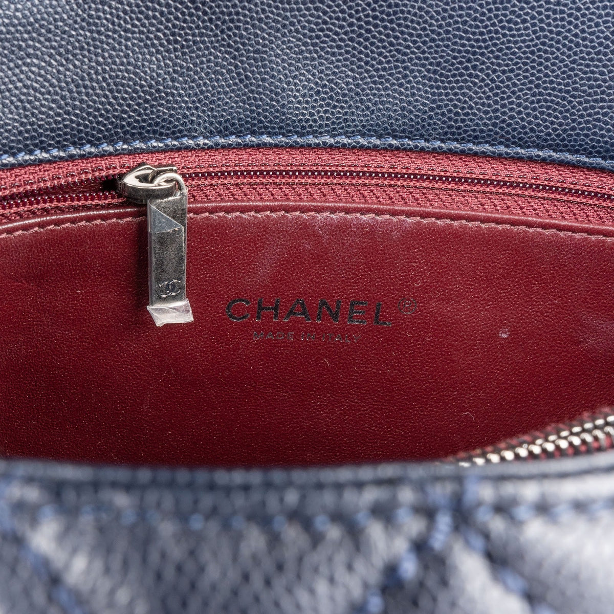 Sac à main Chanel Coco Handle à rabat en cuir caviar matelassé et lézard