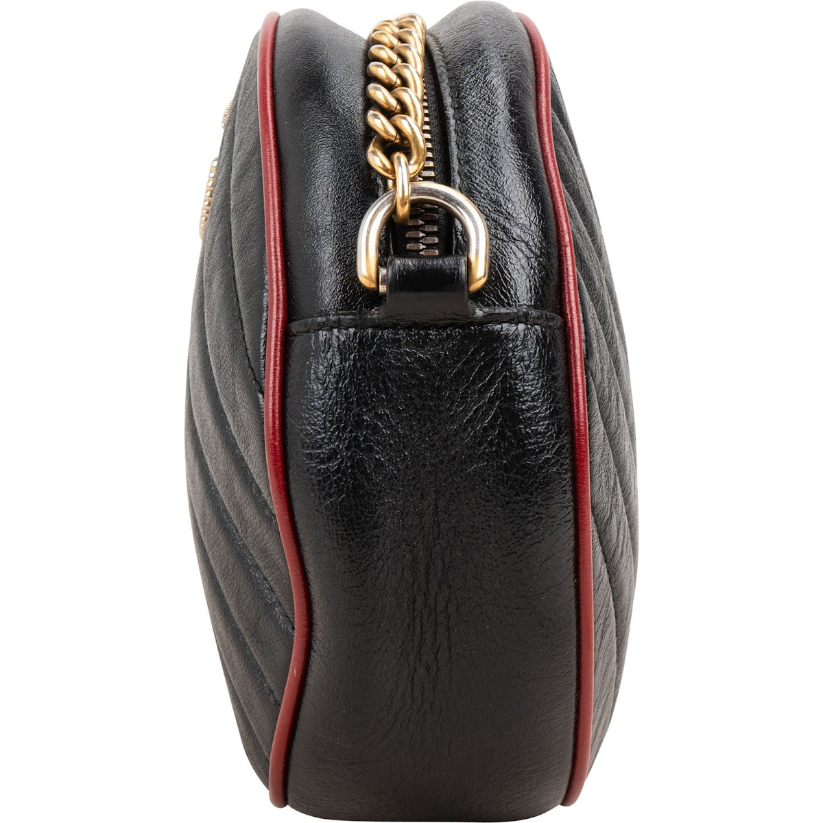 Bolso bandolera redondo GG Marmont de Gucci en piel acolchada bicolor