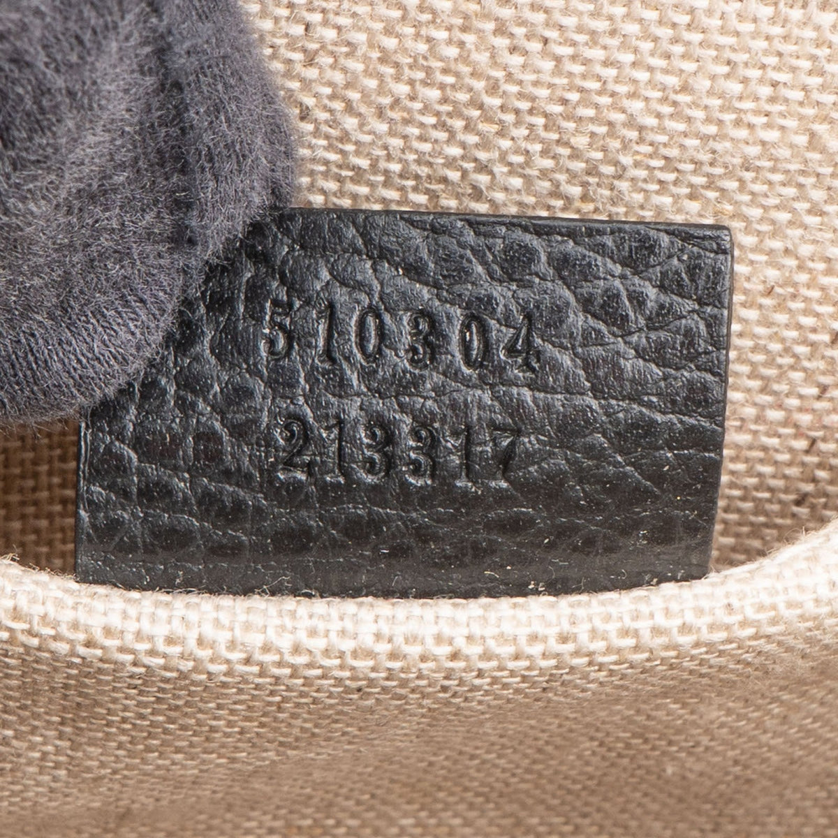 Borsa a tracolla piccola Gucci in pelle martellata con logo GG intrecciato