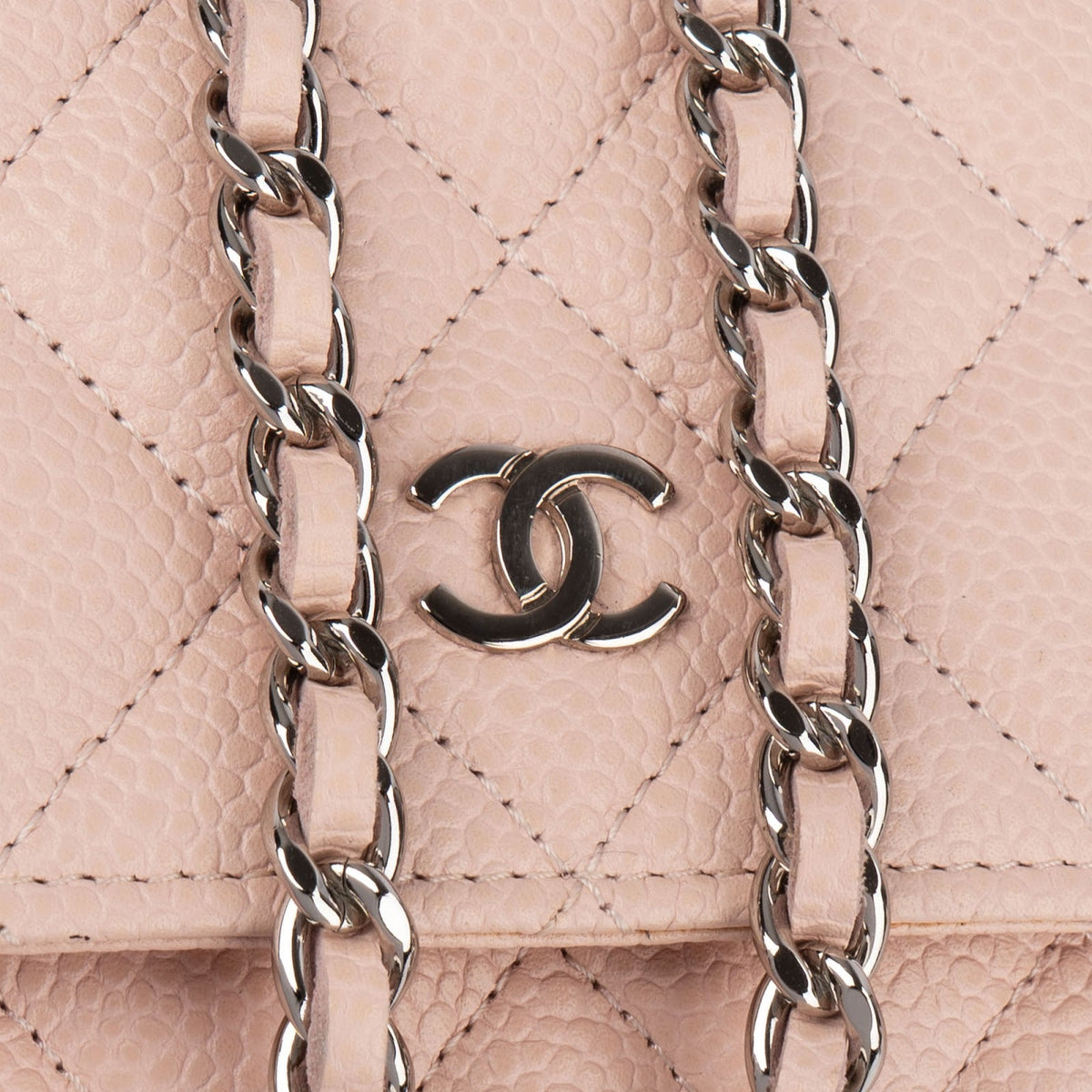 Sac bandoulière Chanel Wallet On Chain en cuir caviar matelassé et bijouterie palladium