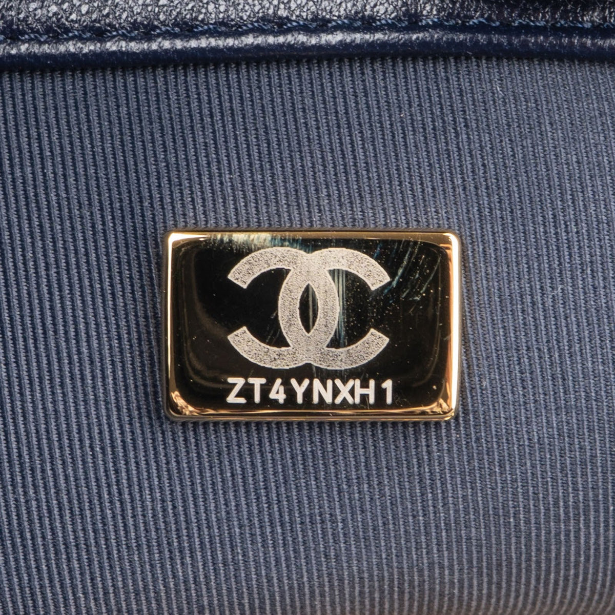 Grand sac bandoulière Chanel 19 en cuir d'agneau matelassé