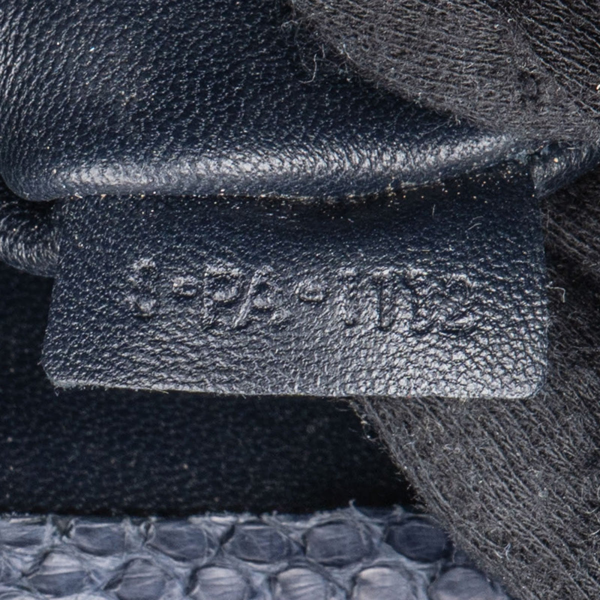 Celine Phantom aus blauem Pythonleder – Detailansicht 11