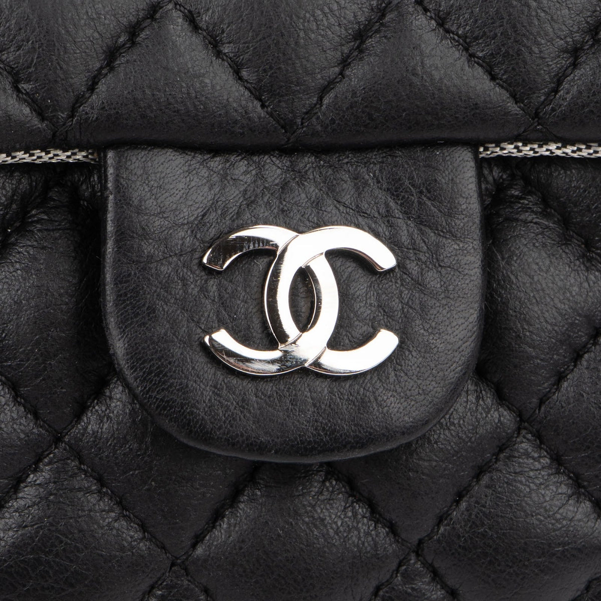 Sac ceinture Chanel Uniform en cuir d'agneau matelassé noir, pièces métalliques palladiées