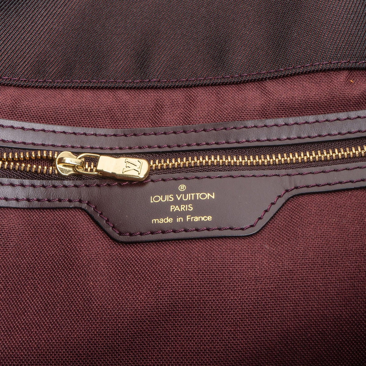Louis Vuitton Dersou Messenger aus bordeauxrotem Taiga-Leder – Ansicht 9