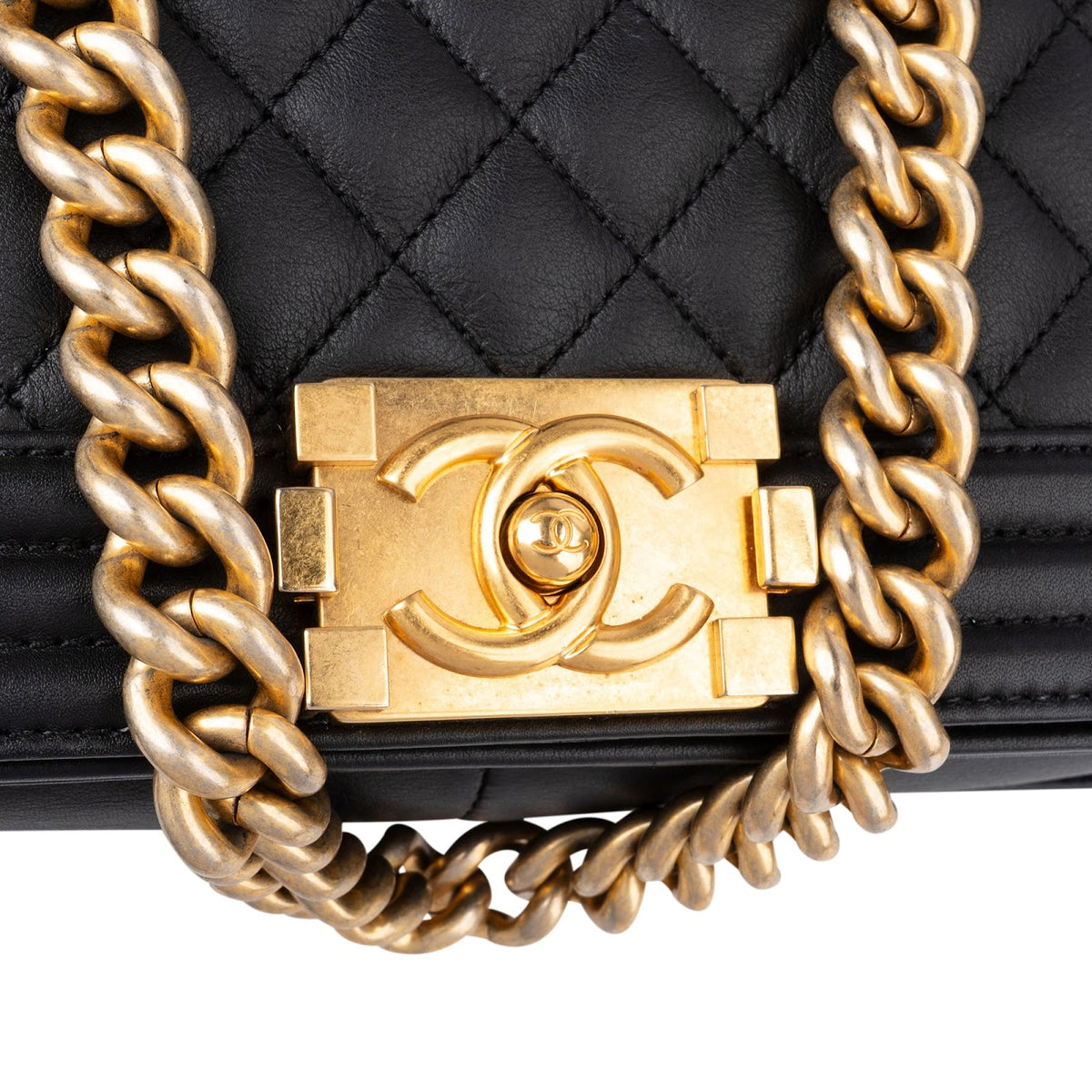 Sac bandoulière Chanel Boy New Medium à rabat simple en cuir d'agneau matelassé