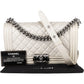 Bolso bandolera Chanel Boy de piel de becerro acolchada con solapa sencilla