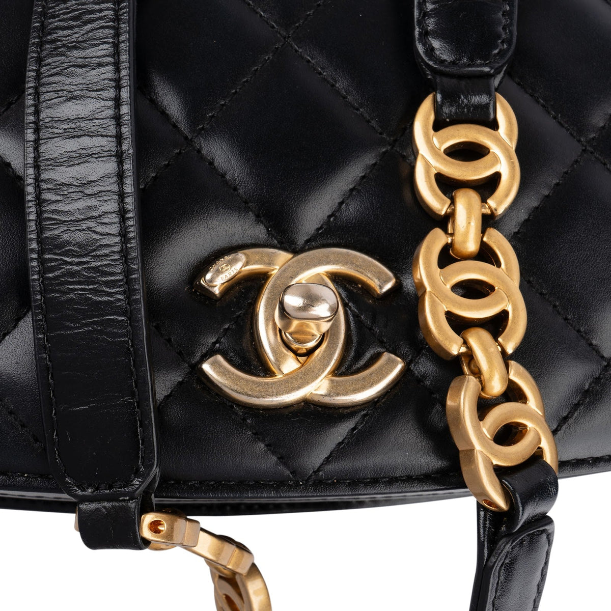 Borsa a tracolla Chanel in pelle di agnello trapuntata con pattina e logo CC