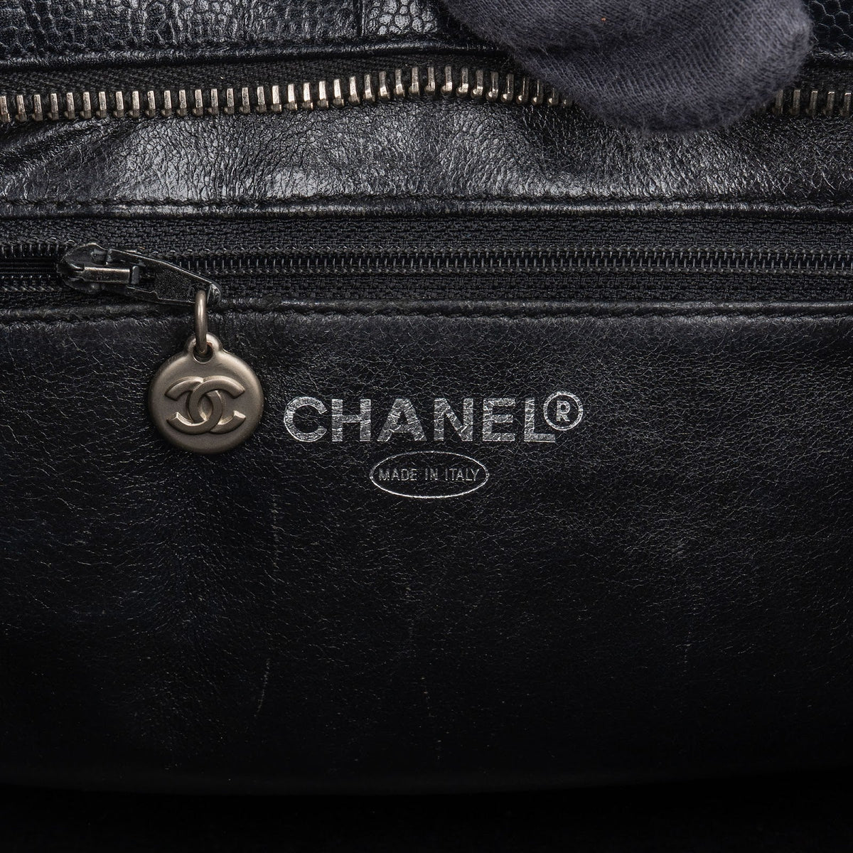 Bolso de mano Chanel Medallion CC Tote en piel Caviar acolchada
