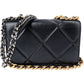 Sac bandoulière Chanel 19 en cuir d'agneau matelassé, modèle Wallet On Chain