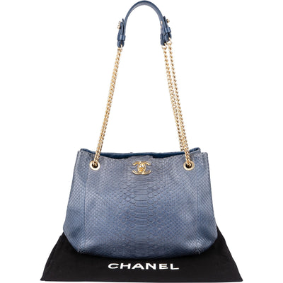 Sac cabas porté épaule Chanel Bleu en python avec logo CC