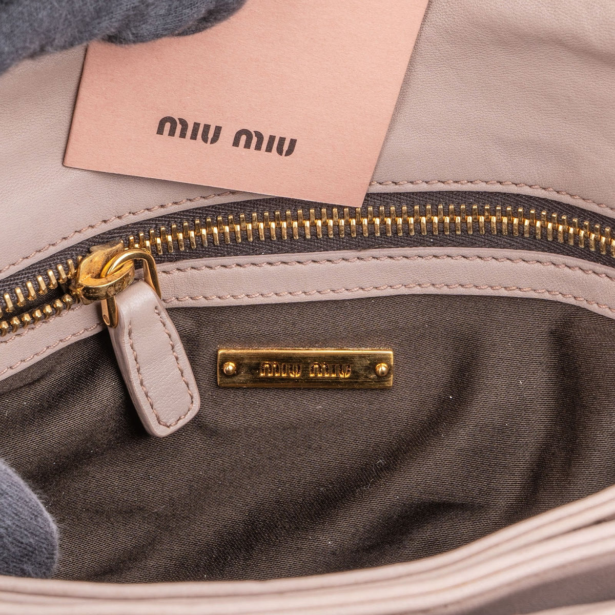 Miu Miu gewatteerde Nappa lederen met studs Turnlock schoudertas