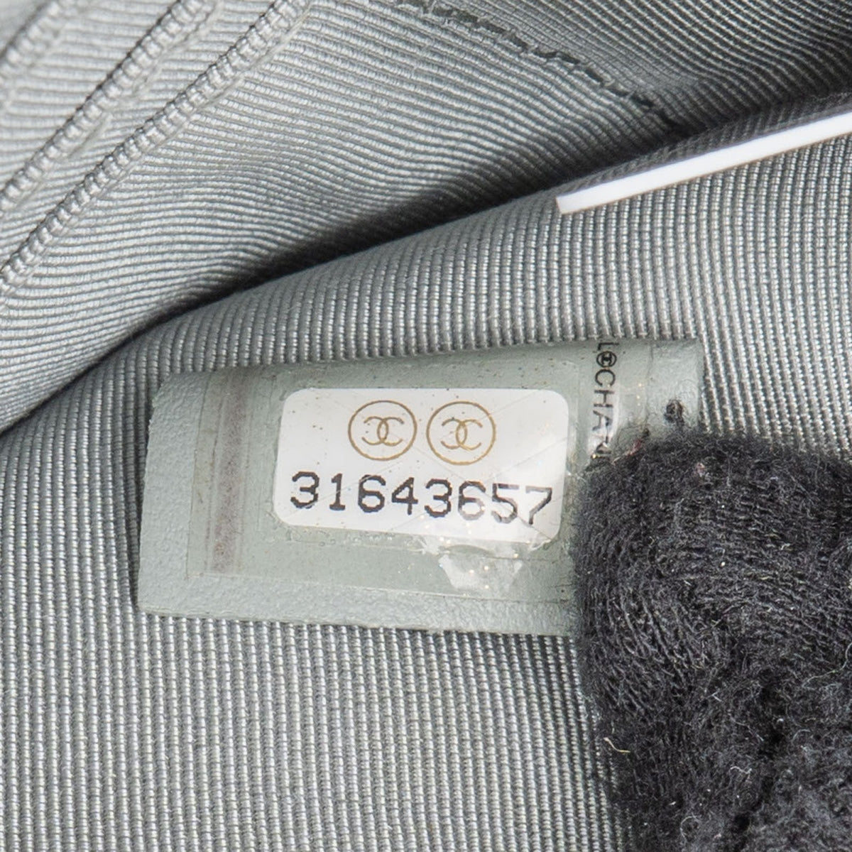 Pochette Chanel 19 Pouch Accessoires en satin matelassé