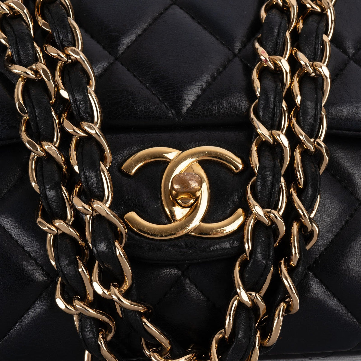 Bolso bandolera Chanel Jumbo de piel de cordero acolchada con doble solapa