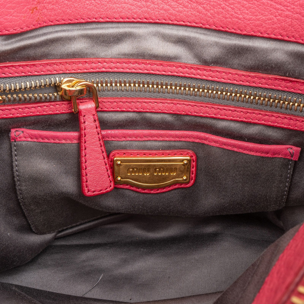 Miu Miu Tote aus rosa genarbtem Vitello-Leder – Ansicht 10