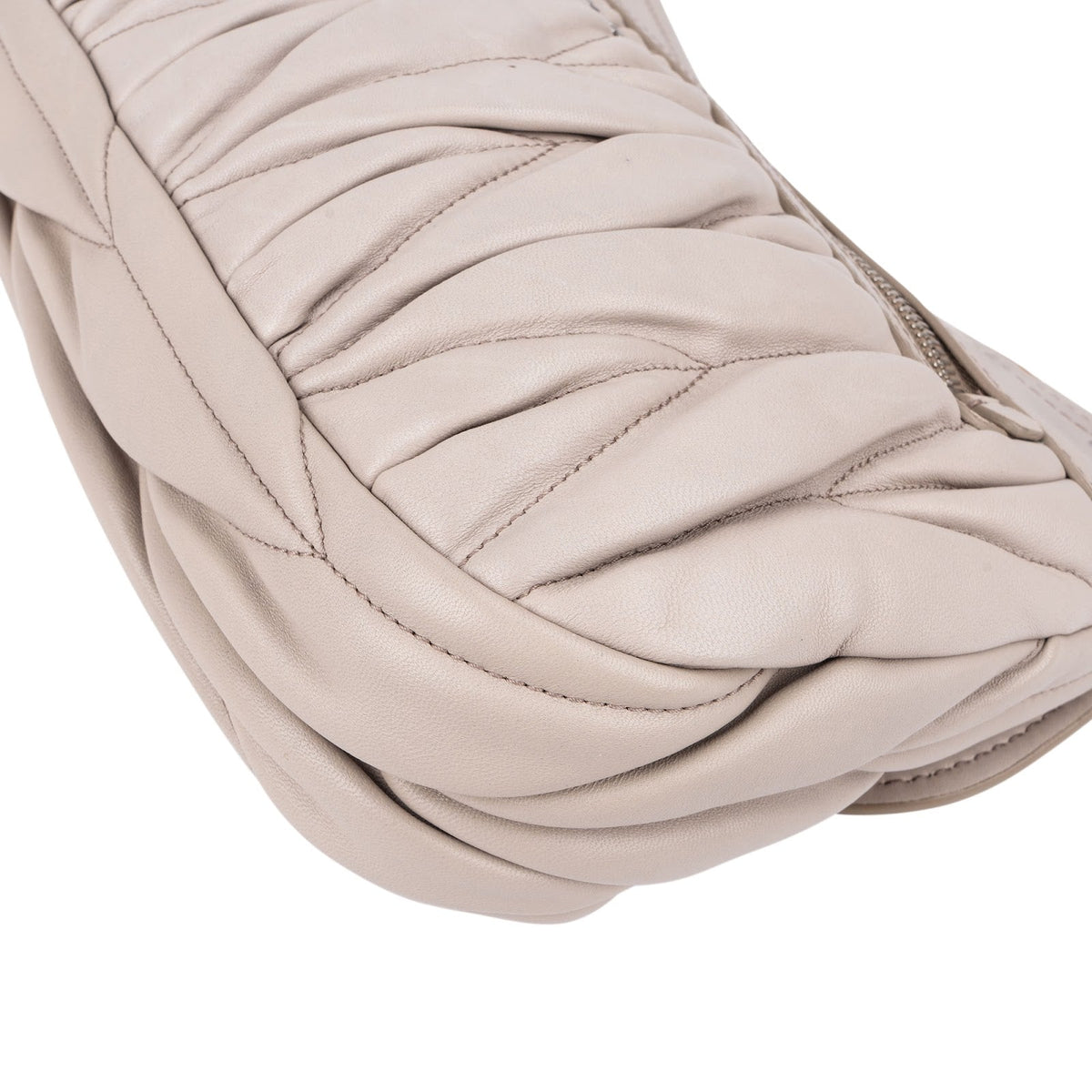 Miu Miu Coffer aus grauem Matelassé-Nappaleder – Ansicht 8
