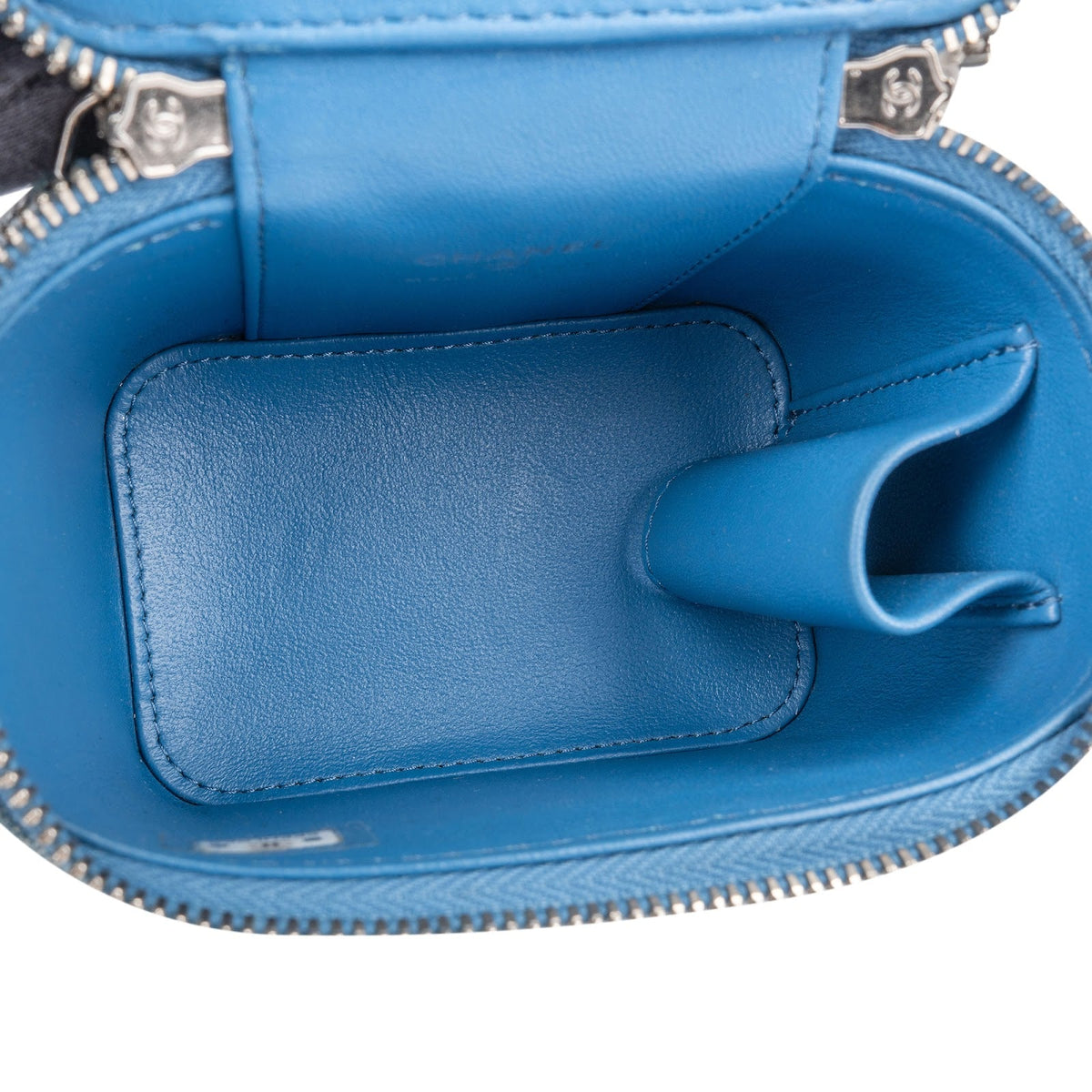 Sac bandoulière Chanel Camellia Monogram Adjustable Mini Vanity Case en denim matelassé
