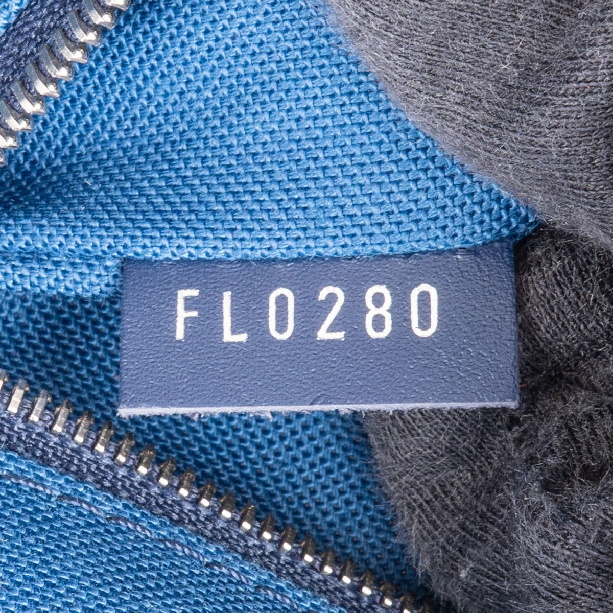 Louis Vuitton Bleu Sky Monogram Giant Escale OnTheGo GM schoudertas