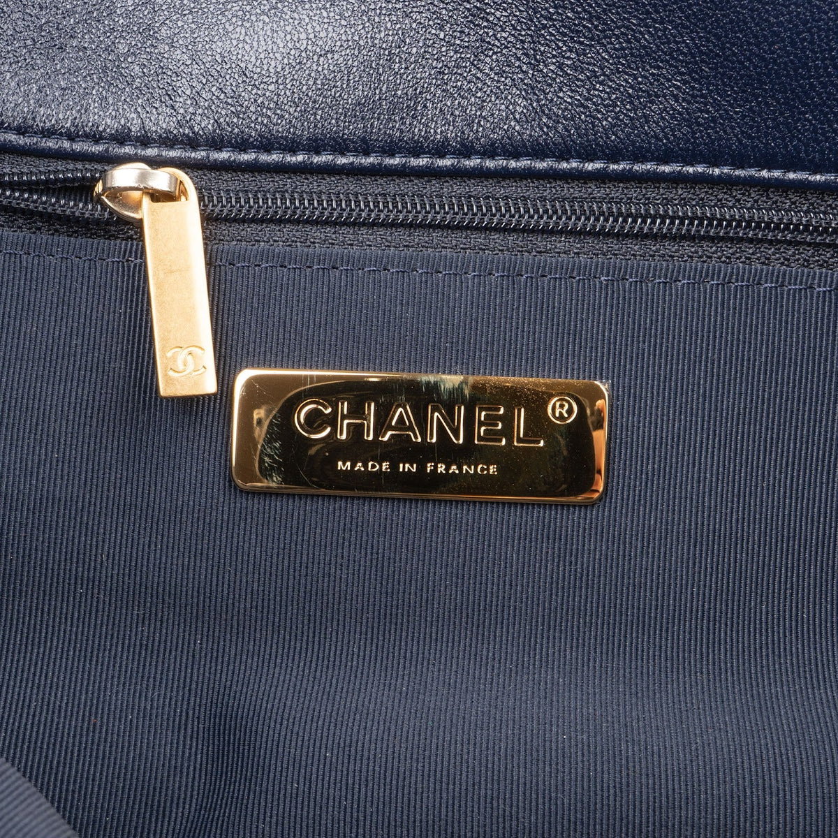Grand sac bandoulière Chanel 19 en cuir d'agneau matelassé