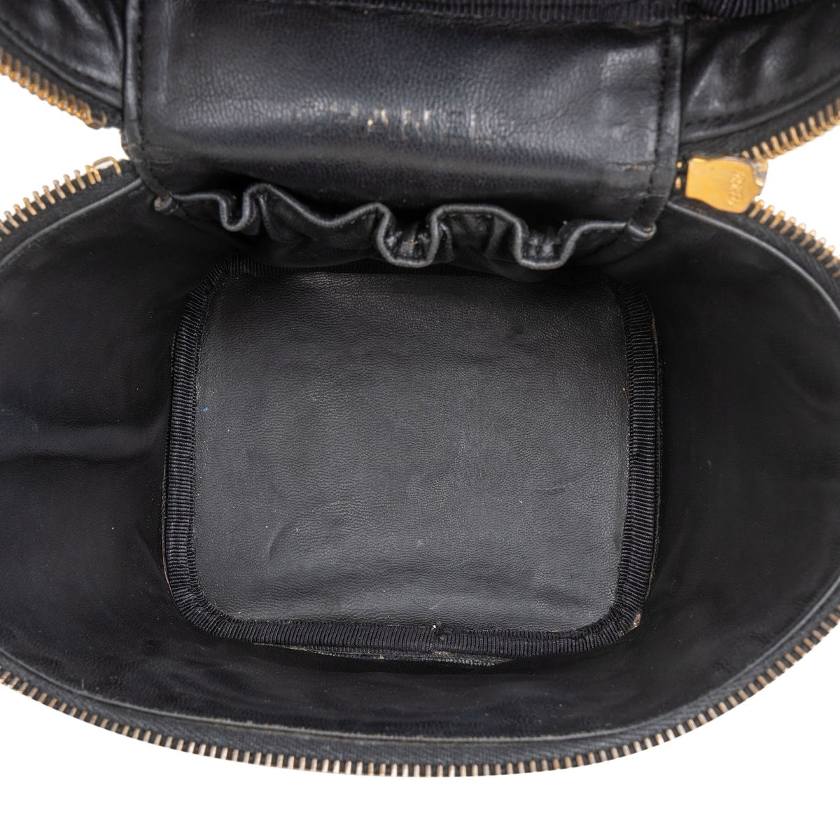 Chanel CC Vanity Case Lackleder, Bild 9 von 11