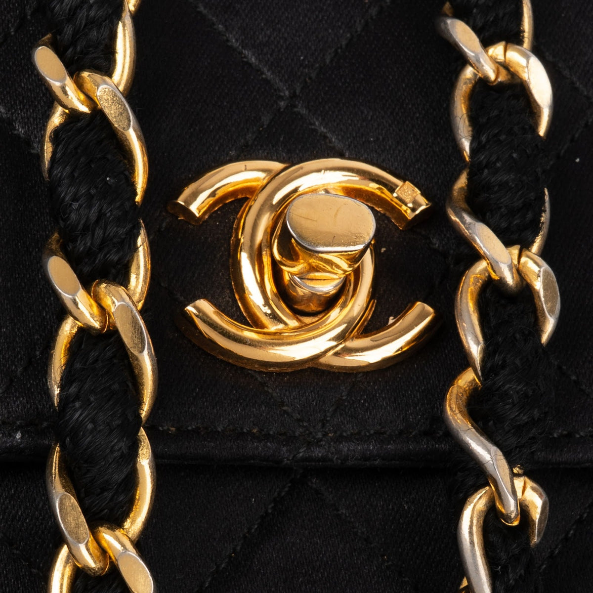 Chanel Mini Single Flap aus schwarzem Satin – Detailansicht 8