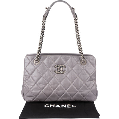 Borsa a spalla Chanel Modern Chain Tote in pelle di vitello trapuntata lucida