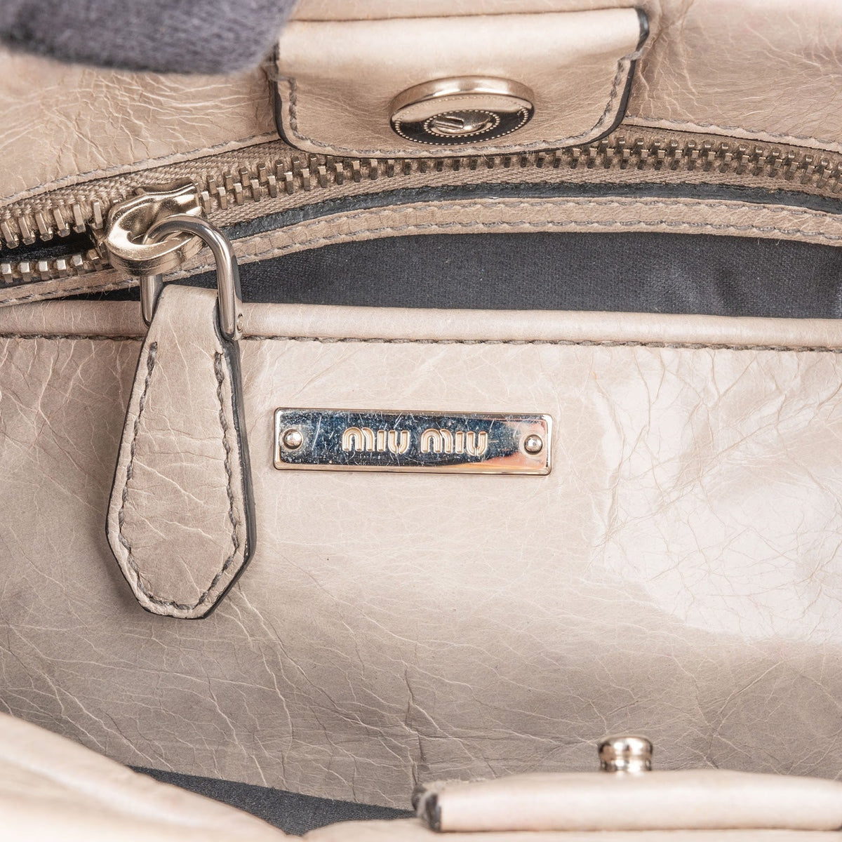 Miu Miu Vitello Lux lederen kleine hobo-handtas met strik