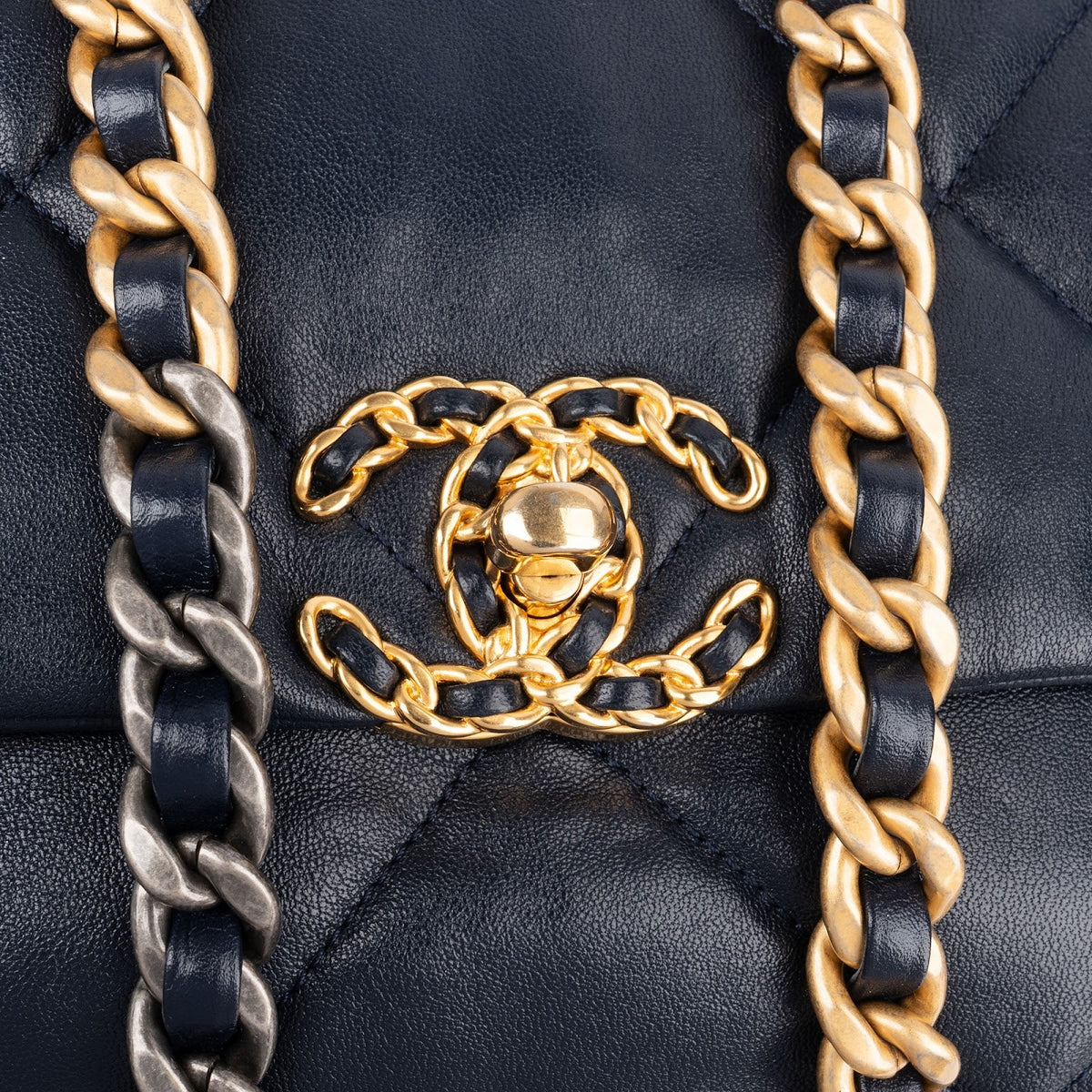 Bolso bandolera Chanel 19 de piel de cordero acolchada azul marino con solapa sencilla
