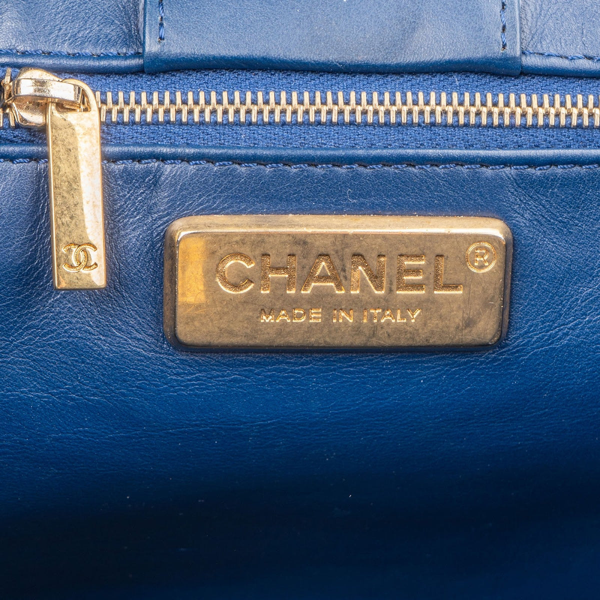 Chanel CC Shopping Tote aus blauem Pythonleder – Detailansicht 10