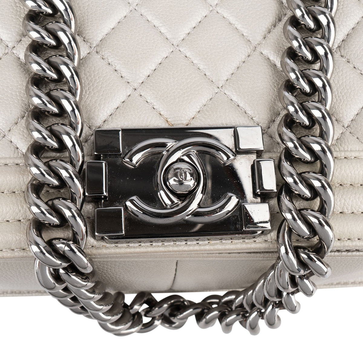 Bolso bandolera Chanel Boy de piel de becerro acolchada con solapa sencilla