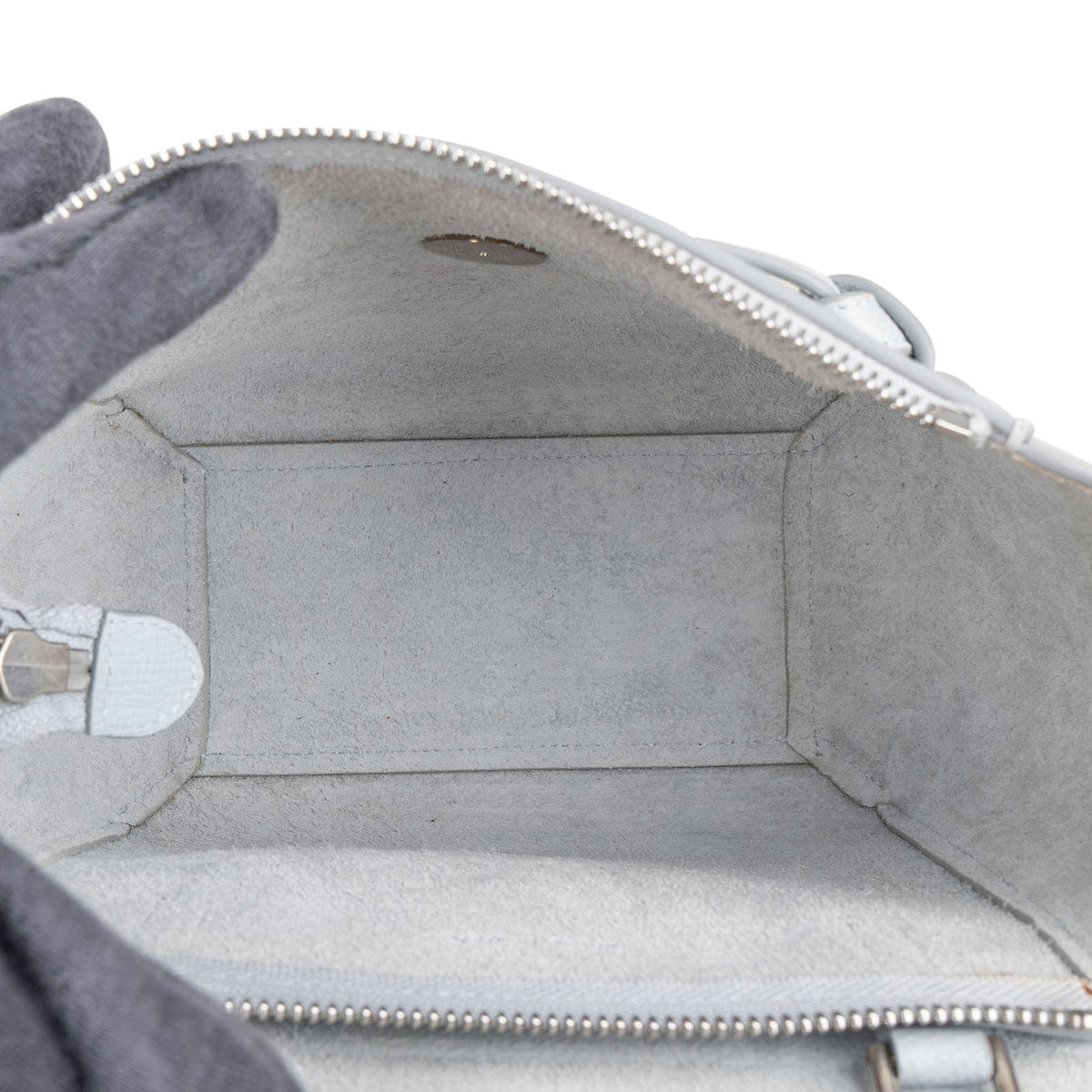 Borsa a mano Céline Nano Belt in pelle di vitello martellata azzurra