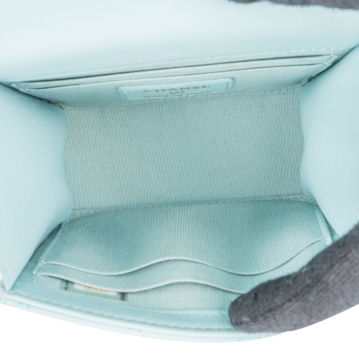 Mini sac bandoulière Chanel à poignée supérieure en cuir d'agneau matelassé bleu clair