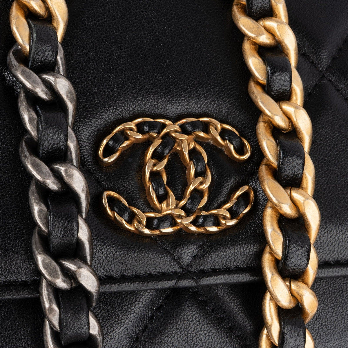 Bolso cruzado Chanel 19 Wallet On Chain de piel de cordero acolchada