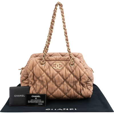 Borsa a spalla Chanel CC Bowler in pelle di agnello trapuntata Bubble
