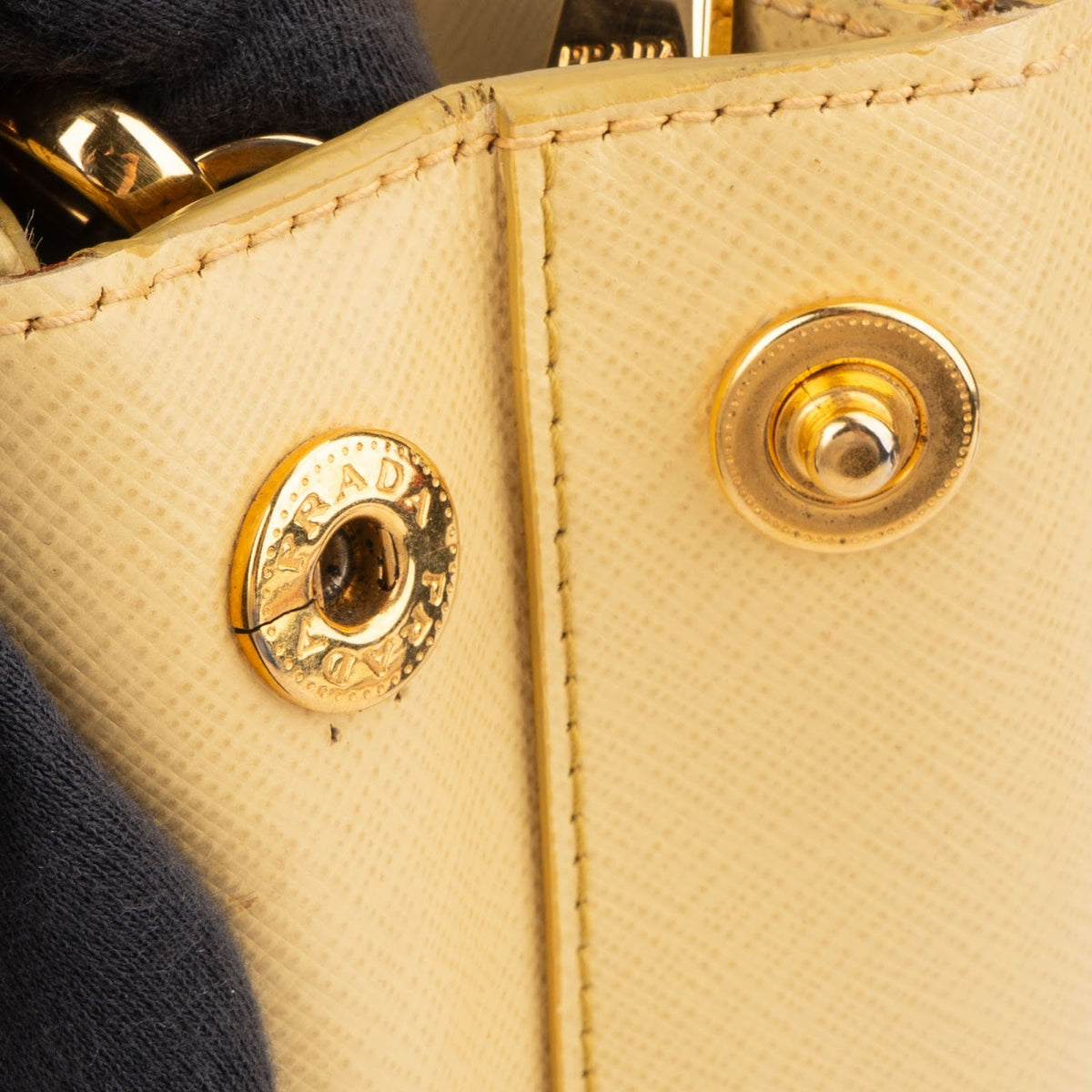 Prada Gelb Saffiano Leder Small Galleria Handtasche, Bild 10 von 15