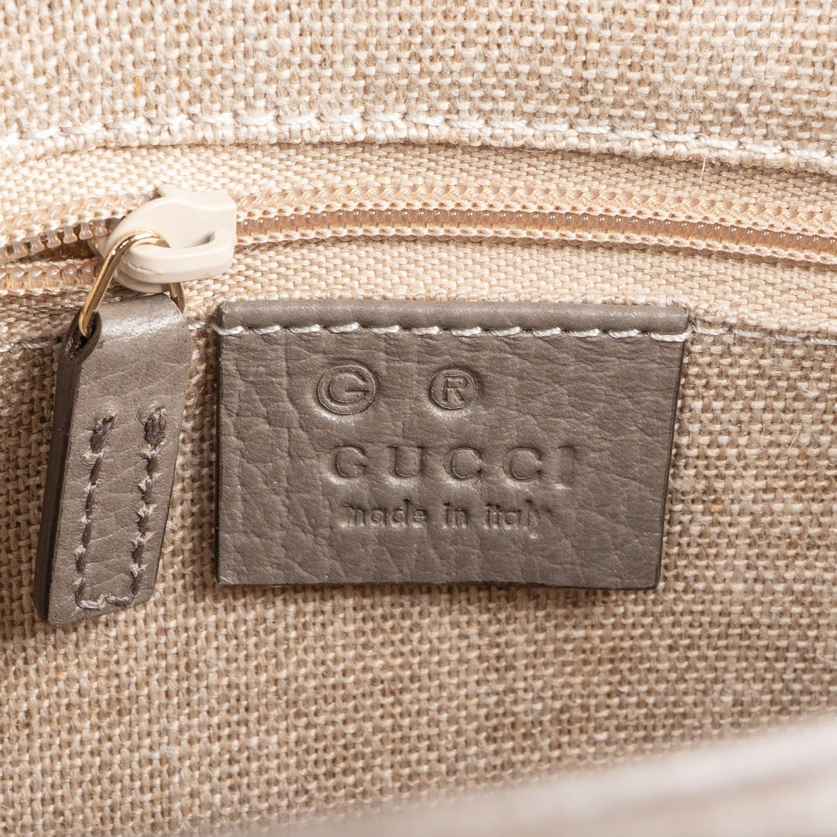 Sac à main Gucci Interlocking GG à poignée en cuir grainé taupe