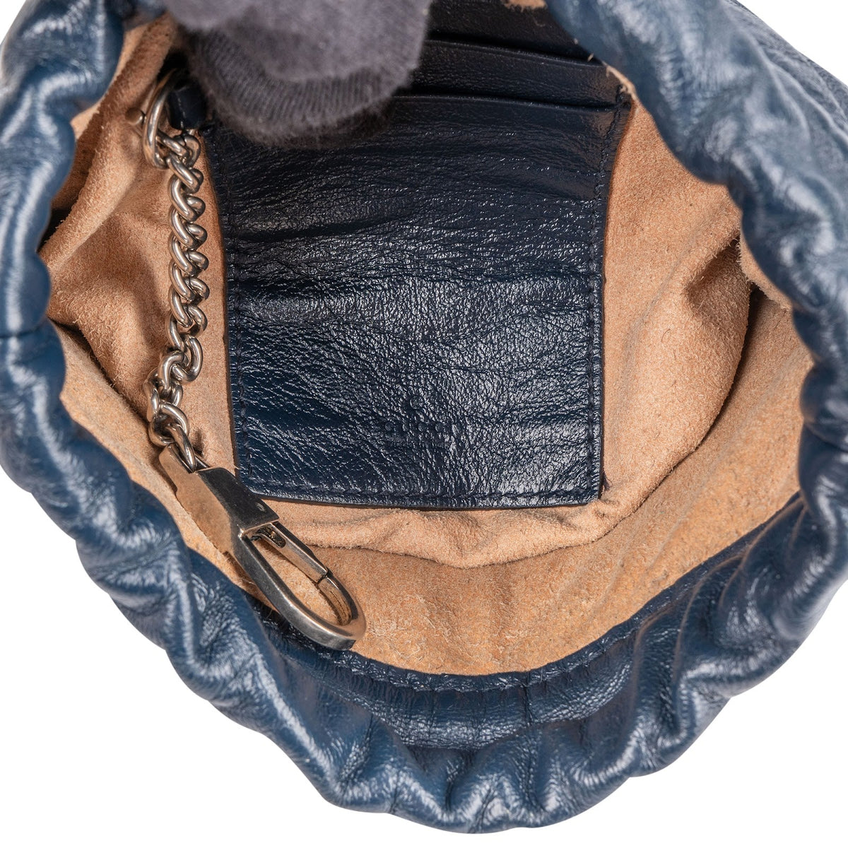 Bolso bandolera mini tipo cubo GG Marmont de piel chevron matelassé de Gucci